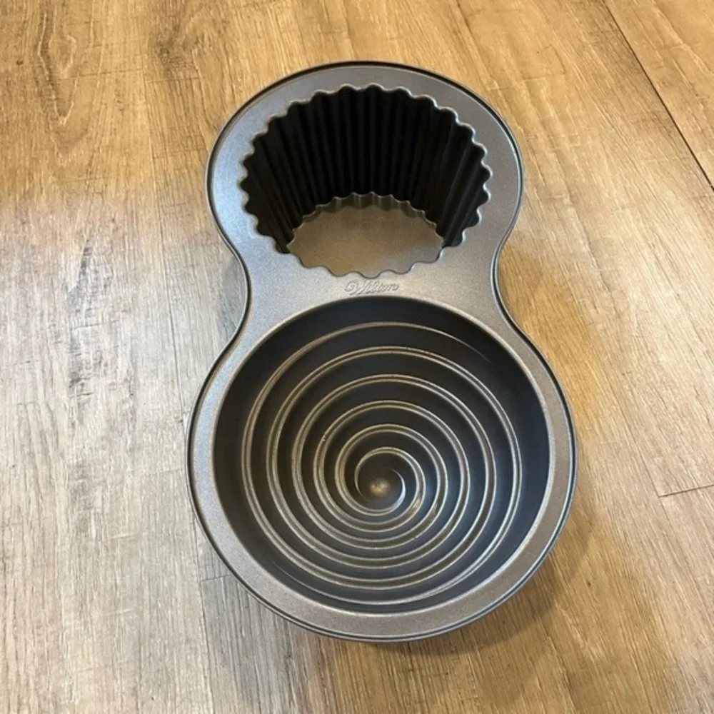 Wilton Giant Cupcake Mold Baking Dish Pan NWOT